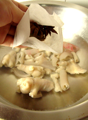 水晶玫瑰胶原蛋白冻,再次放入冷水中,加入香料包,开大火煮开后转小火慢慢熬煮。