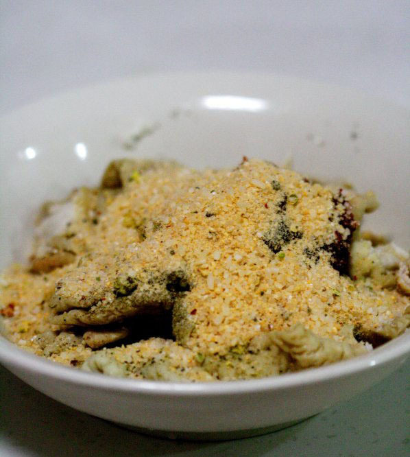 土豆蒸肥肠,用<a style='color:red;display:inline-block;' href='/shicai/ 547'>米粉</a>、水、<a style='color:red;display:inline-block;' href='/shicai/ 11801'>郫县豆瓣</a>、<a style='color:red;display:inline-block;' href='/shicai/ 718'>料酒</a>、<a style='color:red;display:inline-block;' href='/shicai/ 3729'>白糖</a>、<a style='color:red;display:inline-block;' href='/shicai/ 12043'>花椒粉</a>、<a style='color:red;display:inline-block;' href='/shicai/ 788'>生抽</a>、<a style='color:red;display:inline-block;' href='/shicai/ 717'>味精</a>、姜米将肥肠拌匀
