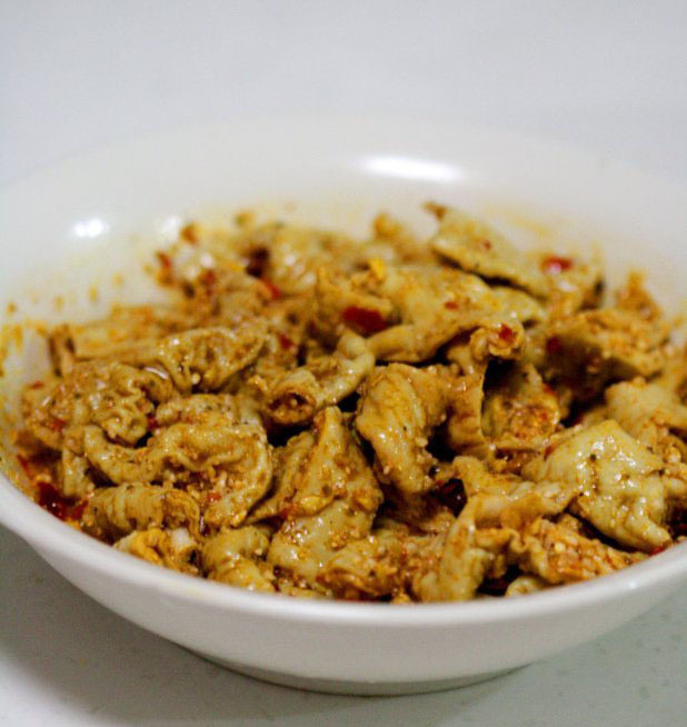 土豆蒸肥肠,将拌好的肥肠放置30分钟入味