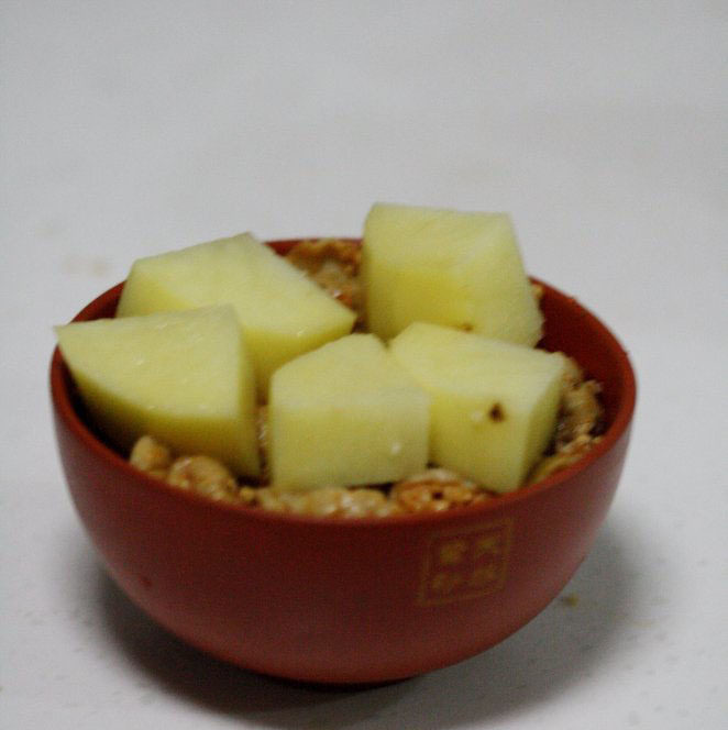 土豆蒸肥肠,取一个小碗,铺上拌好的肥肠,然后放上土豆块