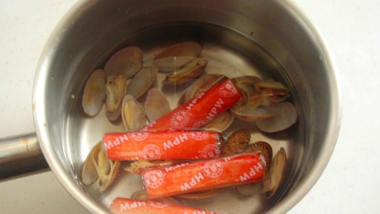 韩式海鲜泡面,然后准备一锅干净的水，沸腾之后放入蛤蜊、蟹肉棒大火煮开