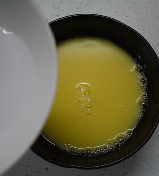 菠菜汁碧绿蛋羹,<a style='color:red;display:inline-block;' href='/shicai/ 9'>鸡蛋</a>磕开,加少许盐及凉开水拌匀。