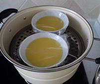 菠菜汁碧绿蛋羹,蒸锅放水烧开后,将包好保鲜膜的蛋液放入其中,中火蒸10分钟左右。