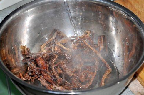 金笋火锅牦牛腩,干笋加开水焖三个小时以后再换水煮两次以便涨发,涨发到位的笋子切成小节备用