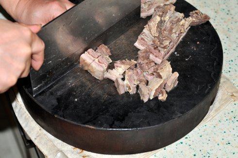 金笋火锅牦牛腩,汆好的牛腩切成块