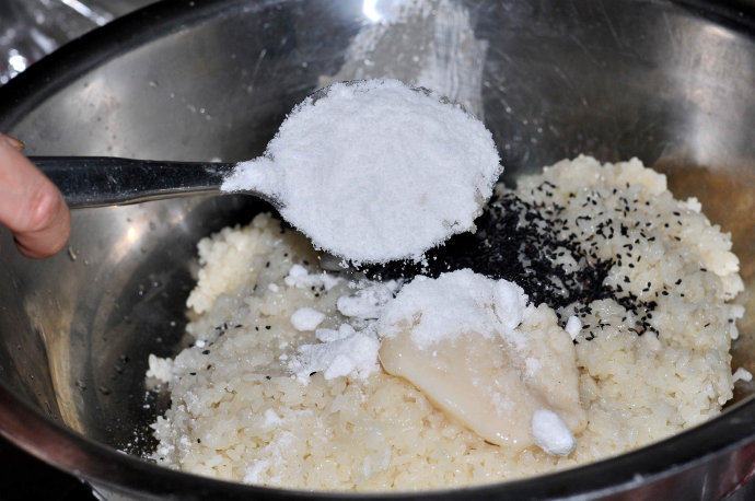 古方红糖八宝饭,八宝料需提前用清水浸泡8小时(中途换水三次)