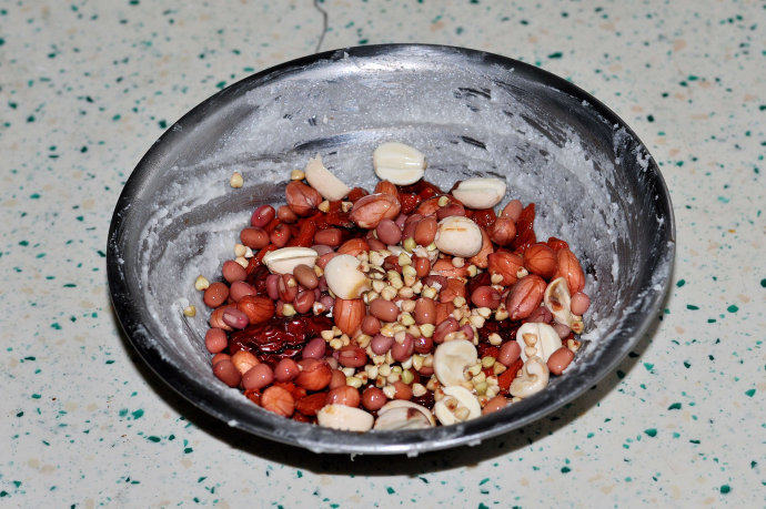 古方红糖八宝饭,八宝料上盖一层拌好的糯米饭铺平以后加入<a style='color:red;display:inline-block;' href='/shicai/ 142089'>黑芝麻馅料</a>