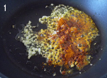 羽衣甘蓝Pasta ,<a style='color:red;display:inline-block;' href='/shicai/ 2794'>大蒜</a>切碎。锅里给比平时多一点的<a style='color:red;display:inline-block;' href='/shicai/ 848'>菜籽油</a>烧热。转小火，加入<a style='color:red;display:inline-block;' href='/shicai/ 2794'>大蒜</a>和<a style='color:red;display:inline-block;' href='/shicai/ 90849'>甜椒粉</a>。火不能大，不然两样都很快会糊，糊了就苦了。小火慢慢炒出香来。等<a style='color:red;display:inline-block;' href='/shicai/ 2794'>大蒜</a>炒好了，便出锅，盛入小碗里