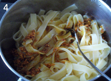 羽衣甘蓝Pasta ,煮好的面沥干水。不冲冷水。拌入步骤2里做好的大蒜甜椒油,加入盐调味