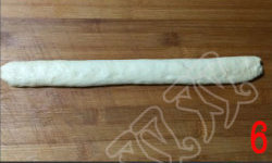 香葱芝士条 ,再次搓长到与烤盘一样,用手指压扁