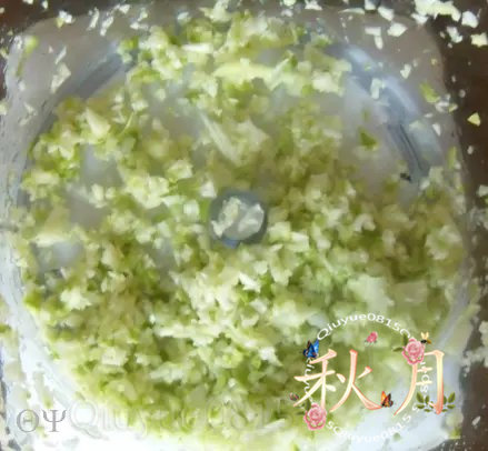 西葫芦饼,<a style='color:red;display:inline-block;' href='/shicai/ 66'>西葫芦</a>搅碎