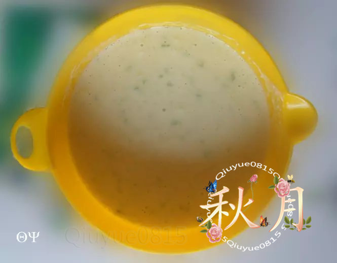 西葫芦饼,把<a style='color:red;display:inline-block;' href='/shicai/ 519'>面粉</a>、葫芦、鸡蛋、盐放一起搅成面糊。