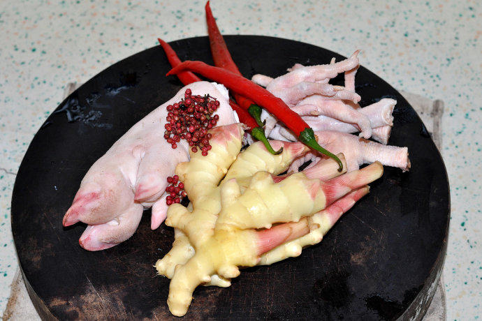 牵手知秋,优秀的前蹄（猪爪）、<a style='color:red;display:inline-block;' href='/shicai/ 89'>鸡爪</a>、小红椒、<a style='color:red;display:inline-block;' href='/shicai/ 18694'>鲜花椒</a>、仔姜