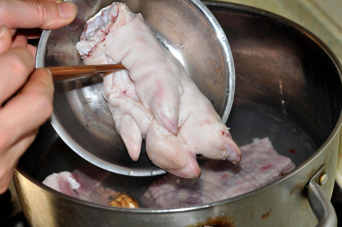 牵手知秋,猪蹄制净后加老姜、花椒粒、<a style='color:red;display:inline-block;' href='/shicai/ 718'>料酒</a>、盐，冷水下锅煨至熟软