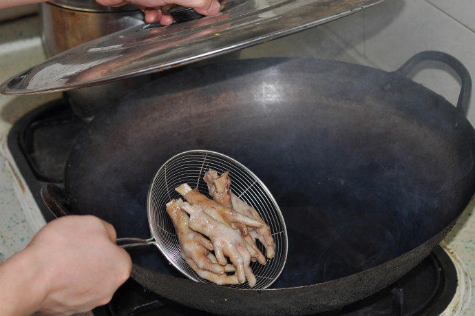牵手知秋,鸡爪制净汆水后下油锅（七成油温）炸成金黄色并剁成小块备用