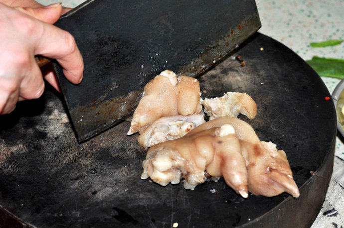 牵手知秋,熟软的猪蹄凉冷去处大骨后也剁成小块备用