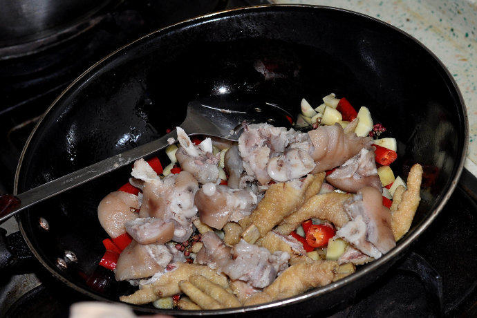 牵手知秋,加入猪蹄和鸡爪微微煸炒使其入味