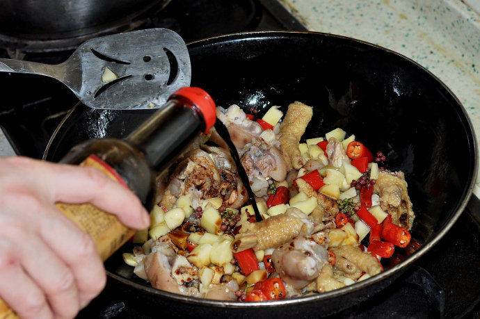 牵手知秋,煸炒过程中陆续加入<a style='color:red;display:inline-block;' href='/shicai/ 692'>酱油</a>、<a style='color:red;display:inline-block;' href='/shicai/ 866'>冰糖</a>、料酒、盐、美极鲜<a style='color:red;display:inline-block;' href='/shicai/ 692'>酱油</a>、<a style='color:red;display:inline-block;' href='/shicai/ 6124'>鲜汤</a>