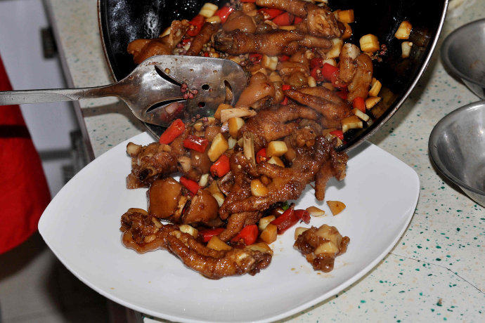 牵手知秋,猪蹄和鸡爪入味三分即可起锅装盘。