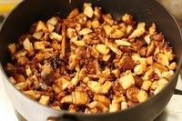 卤肉饭味的香菇肉燥,炒匀,加入香菇翻炒。