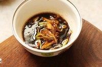 炝拌芦笋,炝汁做多了没关系,还可以用来拌其它。生菜,莲藕什么的。放冰箱保存起来,下一顿用。