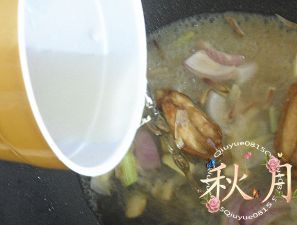 啤酒鸡翅,稍煸炒刚才剩下的葱姜蒜、蒜头，炒出香味。放鸡翅稍炒一下，倒入啤酒焖，啤酒淹过鸡翅为宜。 焖到差不多汁不多了，大火收汁