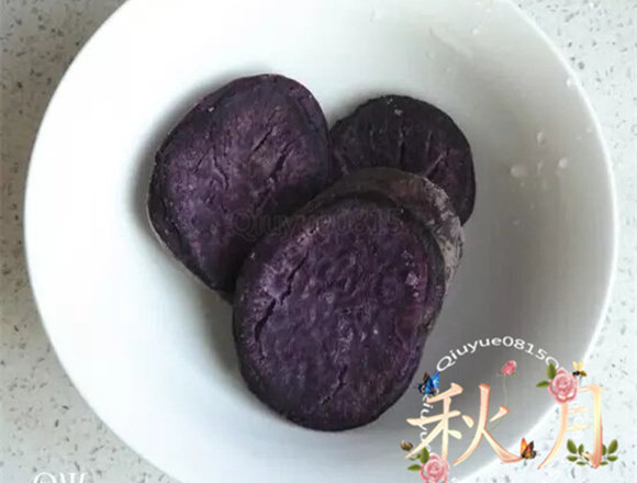 苦瓜圈,<a style='color:red;display:inline-block;' href='/shicai/ 2643'>紫薯</a>和<a style='color:red;display:inline-block;' href='/shicai/ 53'>南瓜</a>蒸熟