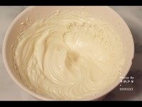 奶酪面包,烤好的面包取出放室温,划十字切开。