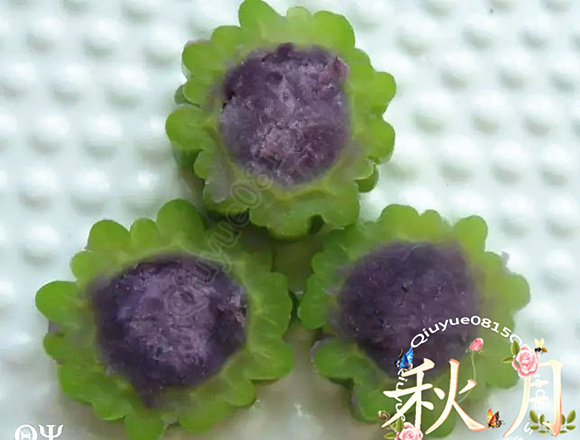 苦瓜圈,把事先搅碎的紫薯泥填充到苦瓜圈里，抹平整