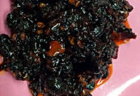 台式脆皮肠,将肉馅逐渐装入,一边用手轻轻拉动肠衣,一边用勺背按压猪肉馅,将香肠灌好,可以每隔一段捏一下分割香肠,也可以一起灌好再分割。