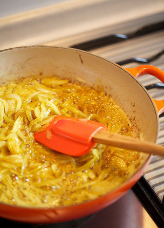 咖喱鸡肉饭,入咖喱粉（1cup rice should be seasoned with 1/4tsp curry powder），翻炒均匀至香气散出