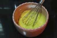 香葱肉松蛋糕卷,用手动打蛋器划8字型混合蛋黄糊和低粉至光滑细腻无颗粒。
不要搅拌过度,轻轻地温柔的~