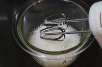 香葱肉松蛋糕卷,接下来我们来打发蛋白。
我知道新手肯定都害怕打发蛋白,但这真的是做好蛋糕卷的关键。
首先分离蛋白的时候,不可以有一点点蛋黄混进去,不然就会打发失败。
其次蛋白必须放到无水无油的干净容器里,一点水都不能有!
做到这两点,你的蛋白就一定可以打发成功。
电动打蛋器先打几秒,蛋白打至粗泡的时候放入10克糖,继续高速打发。