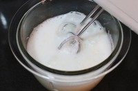 香葱肉松蛋糕卷,蛋白打发的细腻程度如图时,再加入10克糖,继续打发。