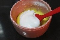 香葱肉松蛋糕卷,先把三分之一的蛋白倒入蛋黄糊内,切拌混合。
不知道怎么切拌的请戳视频,切拌手法不对也会导致蛋白消泡哦。