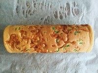 香葱肉松蛋糕卷,撒上多多的肉松,再挤上沙拉酱。就可以趁热卷起来啦!
卷好后的蛋糕卷可以放入冷藏室冷藏一会再切,这样切面更好看。
切的时候,切完一刀都要把刀擦干净再继续切下一刀。
不然切不好看。