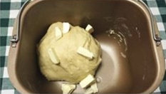 酸奶乳酪面包,面团发到原来的2.5倍大左右,平均分成9个小面团,盖上保鲜膜松驰15分钟。