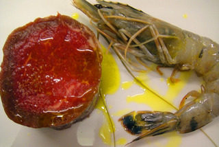 海陆碳烤大集锦,牛排和<a style='color:red;display:inline-block;' href='/shicai/ 291'>明虾</a>撒上海盐和黑胡椒，用米糠油