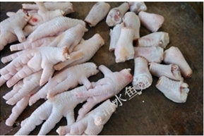 五香脱骨虎皮凤爪 ,<a style='color:red;display:inline-block;' href='/shicai/ 89'>鸡爪</a>洗净，先将指甲剁去，然后将每一只<a style='color:red;display:inline-block;' href='/shicai/ 89'>鸡爪</a>剁开，放入锅中加水，放入<a style='color:red;display:inline-block;' href='/shicai/ 3250'>葱</a><a style='color:red;display:inline-block;' href='/shicai/ 37'>姜</a>，大火烧开后中火5分钟关火，盖上过盖浸泡10分钟后捞出，用自来水冲洗掉粘液，捞出，控干水分，然后倒入盆中。