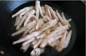 五香脱骨虎皮凤爪 ,蜂蜜:食醋 =1︰2的比例调匀，倒入盛有鸡爪的盆内，抖动盆子直到全部鸡爪都沾上蜂蜜液，风干水汽备用。