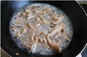 五香脱骨虎皮凤爪 ,锅中倒油超热，油温7-8成热时分几次下入鸡爪，盖上锅盖，炸制焦黄，捞出。