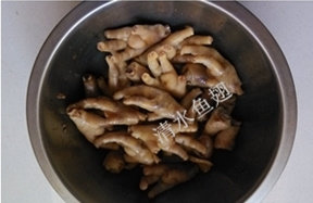 五香脱骨虎皮凤爪 ,将五香料中<a style='color:red;display:inline-block;' href='/shicai/ 3766'>草果</a>和<a style='color:red;display:inline-block;' href='/shicai/ 3768'>砂仁</a>用刀拍散连同其他香料放入料盒。