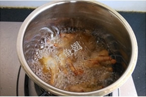 五香脱骨虎皮凤爪 ,锅中添加适量清水加入五香料盒、朝天椒 葱 姜 <a style='color:red;display:inline-block;' href='/shicai/ 788'>生抽</a> <a style='color:red;display:inline-block;' href='/shicai/ 692'>酱油</a> <a style='color:red;display:inline-block;' href='/shicai/ 721'>蚝油</a> 少许<a style='color:red;display:inline-block;' href='/shicai/ 3729'>白糖</a>煮开然后捞入泡发的鸡爪，再煮开5分钟后盖上锅盖焖至入味。