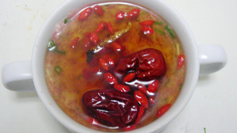 原汁汽水蒸虫草,加入淹没肉的清水，调入<a style='color:red;display:inline-block;' href='/shicai/ 135044'>海鲜酱油</a>或者生抽，放入<a style='color:red;display:inline-block;' href='/shicai/ 673'>枸杞</a>、<a style='color:red;display:inline-block;' href='/shicai/ 2470'>红枣</a>、<a style='color:red;display:inline-block;' href='/shicai/ 9566'>虫草</a>