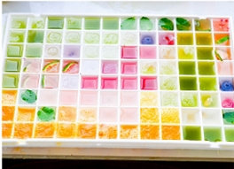 彩色冰块气泡水 ,各种水果榨成汁，过筛下后，冻起来。