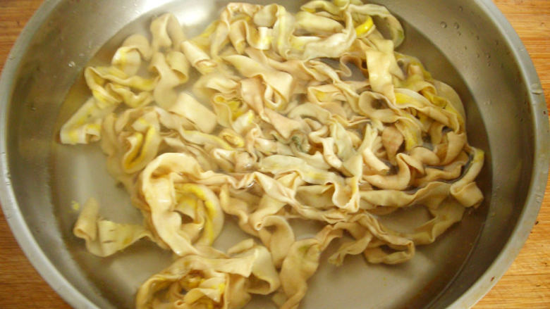 蒜蓉香菜拌鸭肠,将鲜<a style='color:red;display:inline-block;' href='/shicai/ 323'>鸭肠</a>用精盐抓揉均匀，加碱和清水拌匀，腌1-2小时，再用清水反复漂洗去碱味