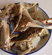 香辣花蟹,<a style='color:red;display:inline-block;' href='/shicai/ 4661'>花蟹</a>2只洗刷干净,敲晕,开肚子,清去肠子、肺、排泄物等东西,把每只螃蟹斩成4块
