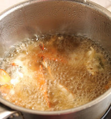 香辣花蟹,锅热油(为了省油,我用小锅炸,炸了两次),放入螃蟹,炸直金黄,炸螃蟹的时候如果油不多,最好备一双长筷子,方便翻冻而且溅油的时候不会溅到自己身上