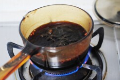 卤鸡蛋,再加入所有调料混合,煮沸。