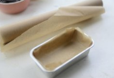 手工生巧,将油纸铺在长方形模具中。